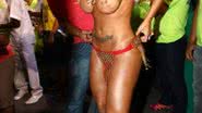Imagem Andressa Urach usa apenas esparadrapo como tapa-sexo antes do desfile