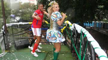Imagem Foliões mirins festejam Carnaval na chuva