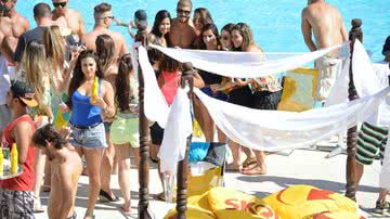 Imagem Caio Castro se joga em pool party em Salvador