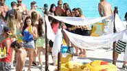 Imagem Caio Castro se joga em pool party em Salvador
