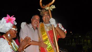 Imagem Lauro de Freitas: prefeito entrega chave da cidade ao rei Momo
