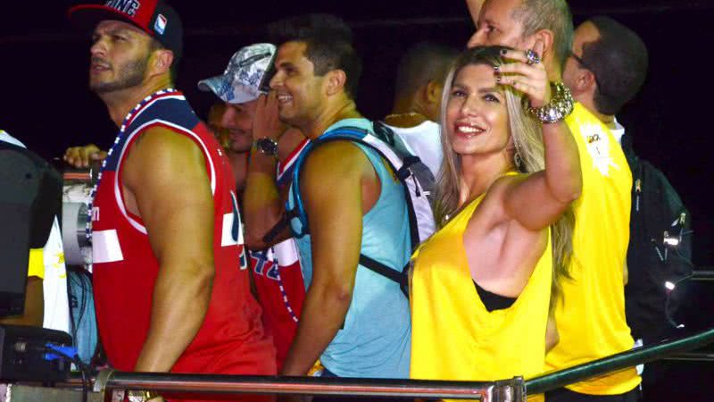 Imagem Delegada Patrícia Nuno e ex-BBB Bambam desfilam com Léo Santana