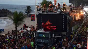Imagem Em frente ao Bocão News, Claudia Leitte homenageia Ivete Sangalo