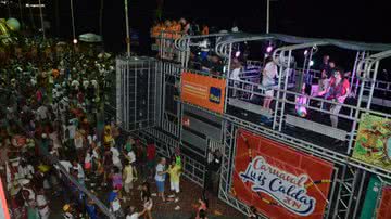 Imagem Luiz Caldas é seguido pela pipoca que revive a essência do Carnaval