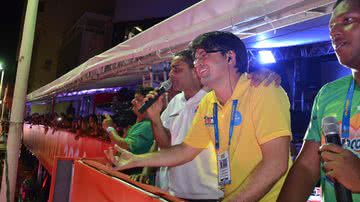 Imagem Em frente ao Bocão News, Xanddy pede para o povo ir de ré em pleno circuito