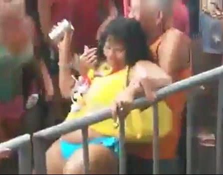 Imagem Vídeo - rescaldo do carnaval 2014: idoso se atraca com gostosona na avenida