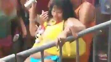 Imagem Vídeo - rescaldo do carnaval 2014: idoso se atraca com gostosona na avenida