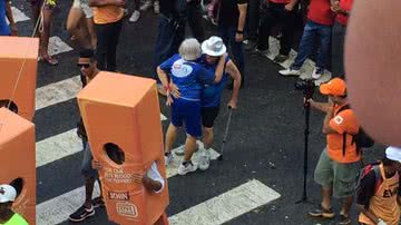 Imagem O amor não tem idade: casal de idosos namora muito na Avenida