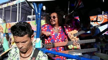 Imagem Chico César canta no último dia de Carnaval na Barra