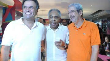 Imagem Aécio define relação com Neto como parceria de vida e não comenta vaias