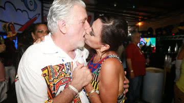 Imagem Beija governador! Wagner se entrega a amada e beija muito no Carnaval