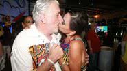 Imagem Beija governador! Wagner se entrega a amada e beija muito no Carnaval