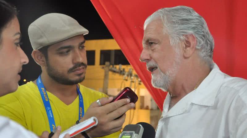 Imagem Primeira-dama deu dedo a multidão por ter mais liberdade, diz Wagner