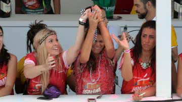 Imagem Bruna Marquezine distribui beijos e ganha colar do Gandhy