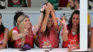 Imagem Bruna Marquezine distribui beijos e ganha colar do Gandhy