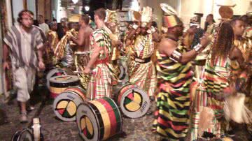 Imagem Olodum invade o Pelourinho em direção à Avenida