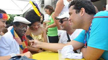 Imagem Homenageado este ano, Riachão sobe no trio da Mudança do Garcia