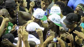 Imagem Sem camisa e com colares do Gandhy, Ronaldinho ‘escalda’ na Avenida