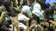 Imagem Sem camisa e com colares do Gandhy, Ronaldinho ‘escalda’ na Avenida