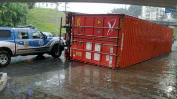 Imagem Caminhão tomba e container vira em no Aquidabã