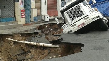 Imagem Imagens chocantes: veja o momento em que caminhão é engolido pelo asfalto 
