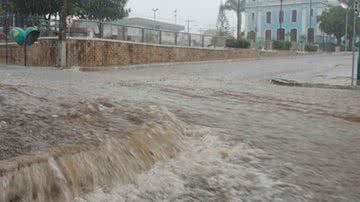 Imagem Fortes chuvas alagam Brumado neste domingo