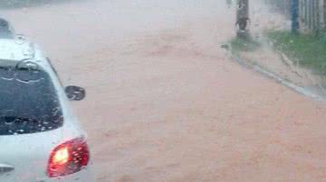 Imagem   Caos: em menos de uma hora, chuva forte deixa Salvador debaixo d'água