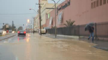 Imagem Vias do Shopping Conquista Sul sofrem com alagamento