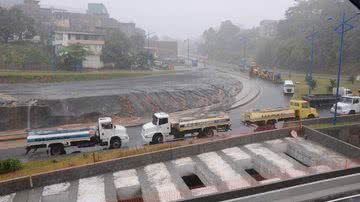 Imagem Pista da Via Expressa não cedeu e obra está intacta. Foto gera mal entendido