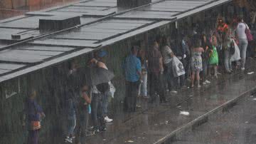Imagem Ninguém entra, nem sai: Estação da Lapa está completamente alagada