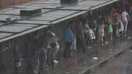 Imagem Ninguém entra, nem sai: Estação da Lapa está completamente alagada