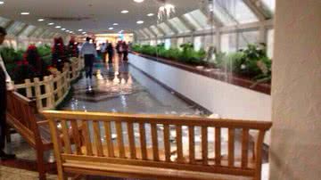 Imagem Chuva rompe pedaço de teto no shopping Iguatemi