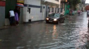 Imagem Moradores fecham avenida Tancredo Neves em protesto
