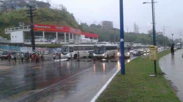Imagem Mesmo na chuva, manifestantes fecham a Bonocô
