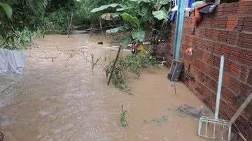 Imagem Brumado: Rio do Antônio transborda e provoca vários alagamentos 