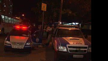 Imagem Mulher morre após ser baleada na porta de casa