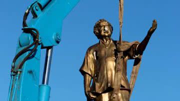 Imagem Após ser alvo de pedras e tiro, estátua de Jorge Amado é removida