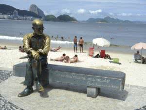 Imagem Identificada mulher acusada de participar de pichação de estátua de Drummond