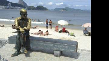 Imagem Identificada mulher acusada de participar de pichação de estátua de Drummond