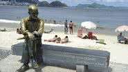 Imagem Identificada mulher acusada de participar de pichação de estátua de Drummond