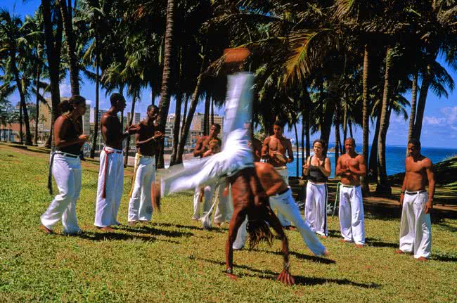 Imagem Em sessão temática, Câmara aprova projetos culturais