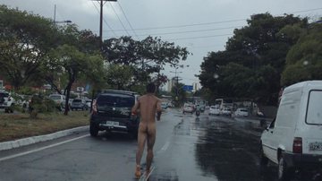 Imagem Homem corre nu entre os carros na Avenida ACM