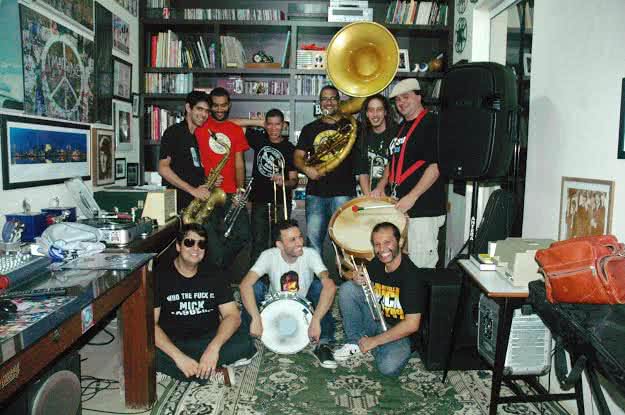 Imagem Fanfarra rock n’ roll se apresenta no Portela Café