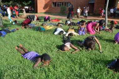 Imagem Pastor africano faz congregação comer grama