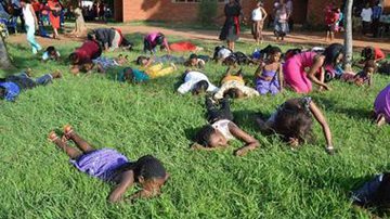 Imagem Pastor africano faz congregação comer grama