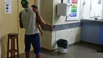 Imagem Vídeo: homem chuta porta de hospital de Itabuna em busca de atendimento