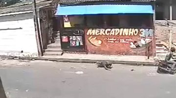 Imagem Vídeo: bandido é arremessado de janela durante assalto