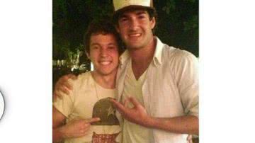 Imagem Bernard e Alexandre Pato curtem férias em Trancoso
