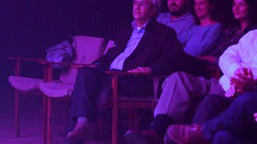 Imagem Caetano Veloso aplaude Teresa Cristina em show no Rio