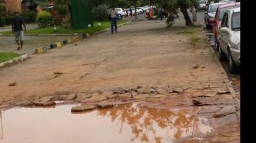 Imagem Pedestre sofre: piscinão surge em calçada destruída no Itaigara. Veja vídeo